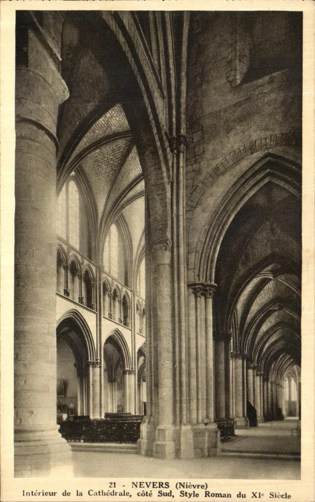 Innenansicht der Kathedrale, Südseite — Romanischer Stil des 11. Jahrhunderts — Phot. Combiet, Macon - Vorderseite