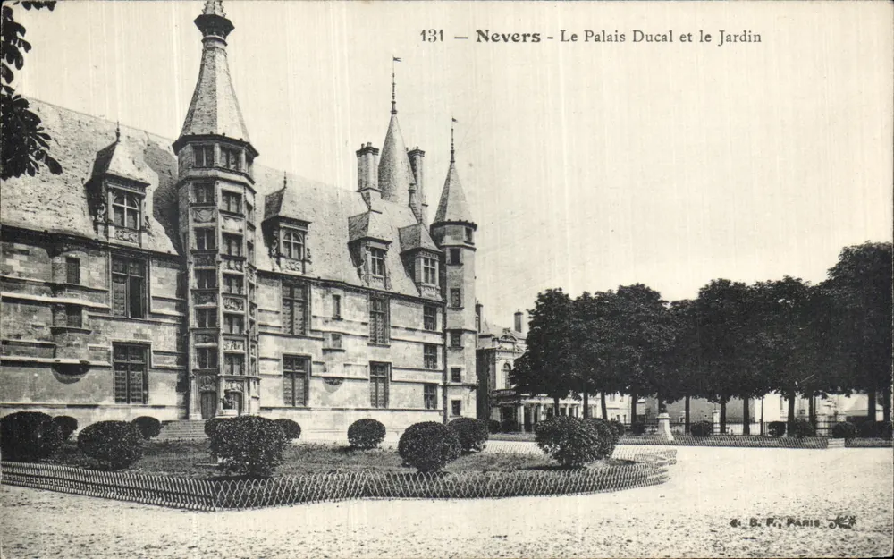 Nevers - El Palacio Ducal y el Jardín — editado por G. B. F., París, n° 131 - Anverso