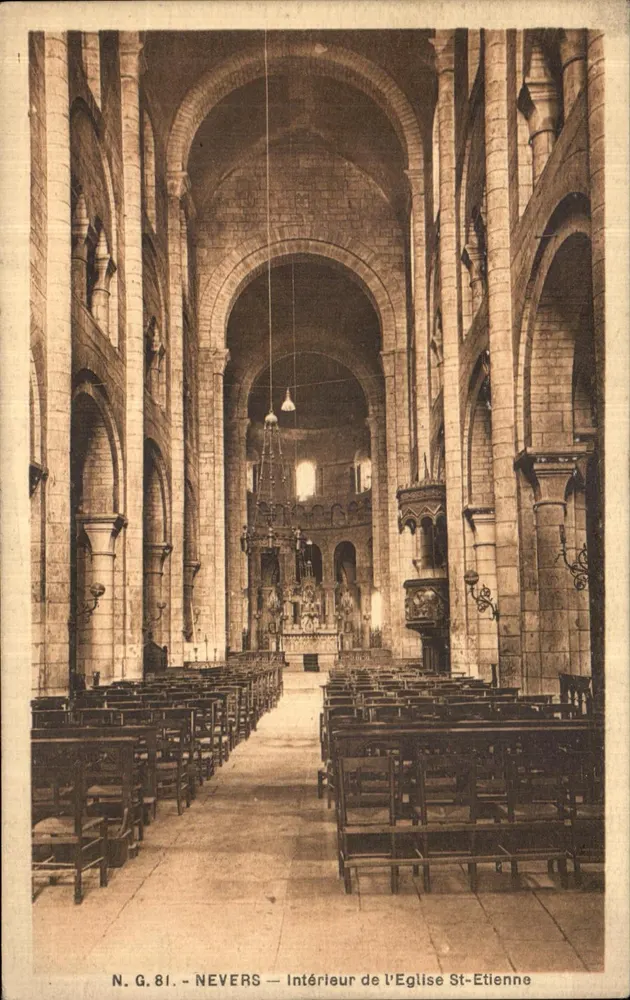 Interior da Igreja de Saint-Étienne — Nevers — N.G.81 - Frente
