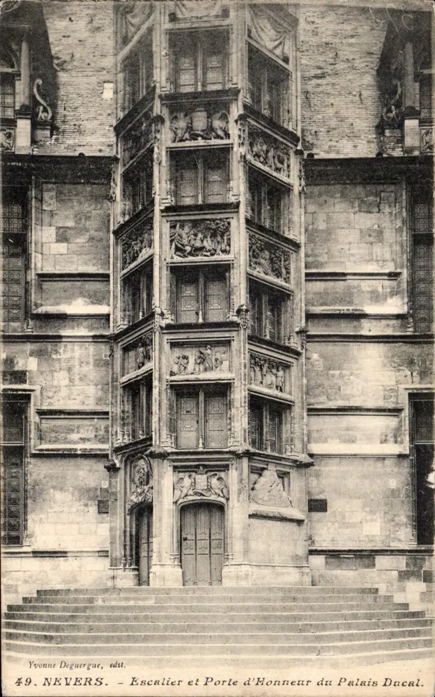Nevers — Treppenaufgang und Ehrentor des Herzoglichen Palastes — Yvonne Deguergue, Verlag Nr. 49 - Vorderseite