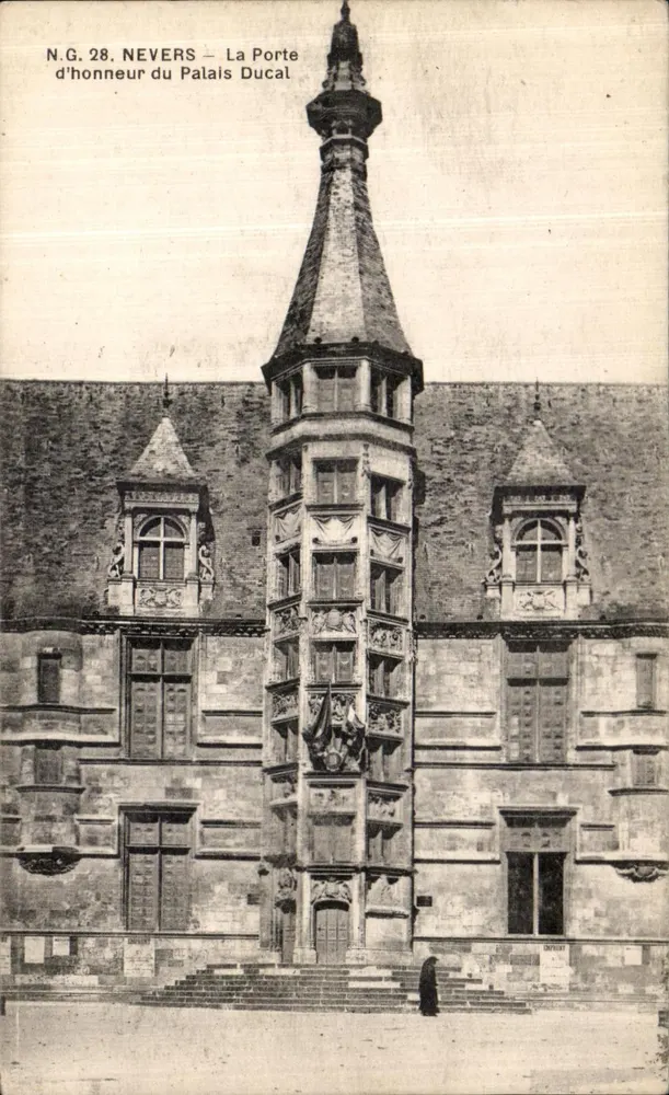 Nevers — Die Ehrentür des Herzoglichen Palastes — N.G. 28 - Vorderseite