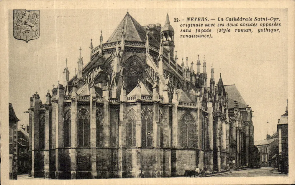 Nevers — A Catedral São Ciro — fachada original com suas duas abside opostas (estilo romano, gótico, renascentista) - Frente
