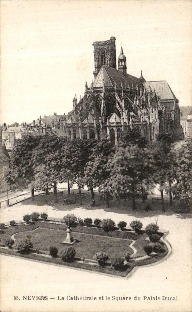 Nevers — Ansicht der gotischen Kathedrale und des Platzes des Ducal-Palastes — Imp. H. Wayer, Premery - Vorderseite