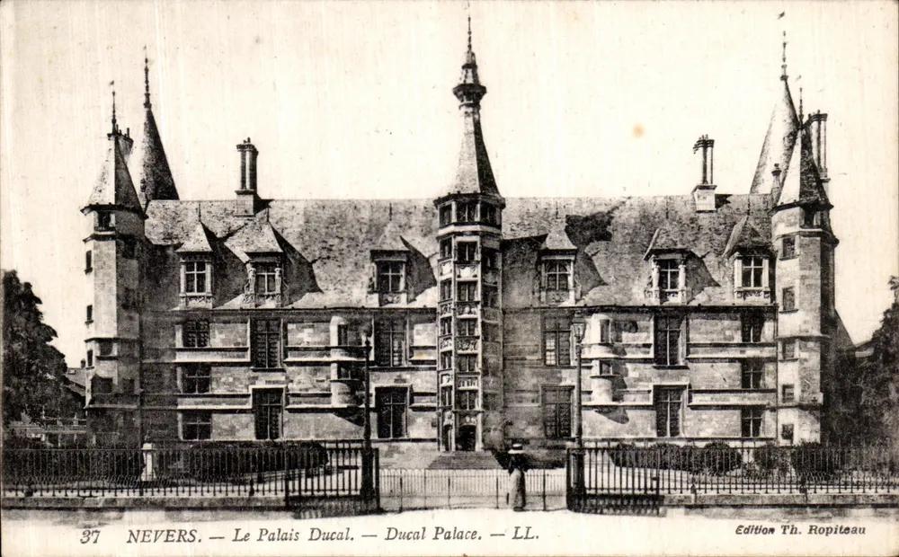 Nevers — O Palácio Ducal — Edição Th. Hopiteau — n°37 - Frente