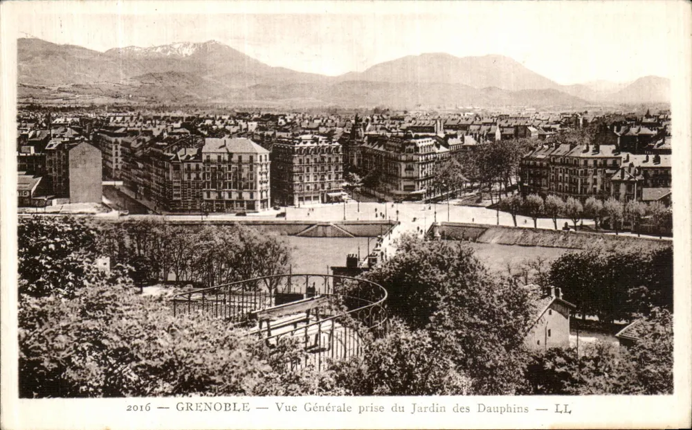 Grenoble — Allgemeine Ansicht vom Jardin des Dauphins — LL - Vorderseite