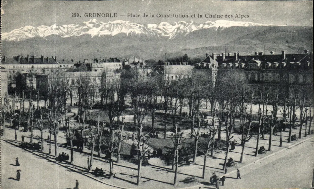 Grenoble — Place de la Constitution und die Kette der Alpen — P. GAUDE, phot. publ. — Nr. 259 - Vorderseite