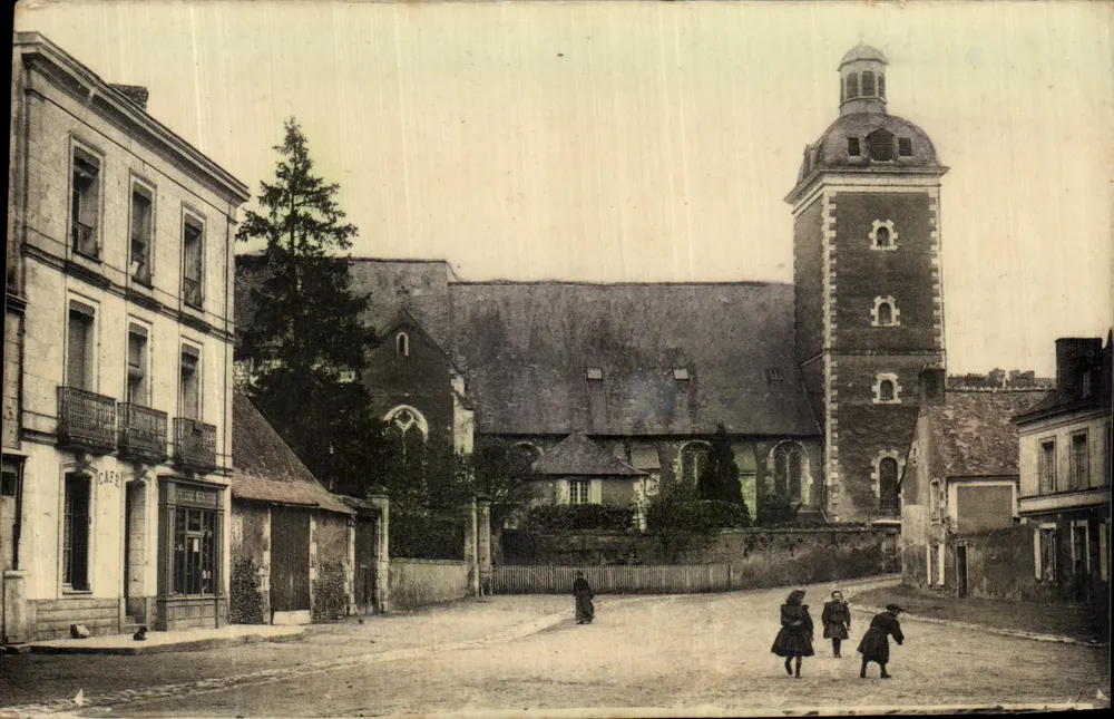 Église de Varennes-sur-Loire — vue de la place avec sa tour et un café — éditeur imprimeur non visible - Frente
