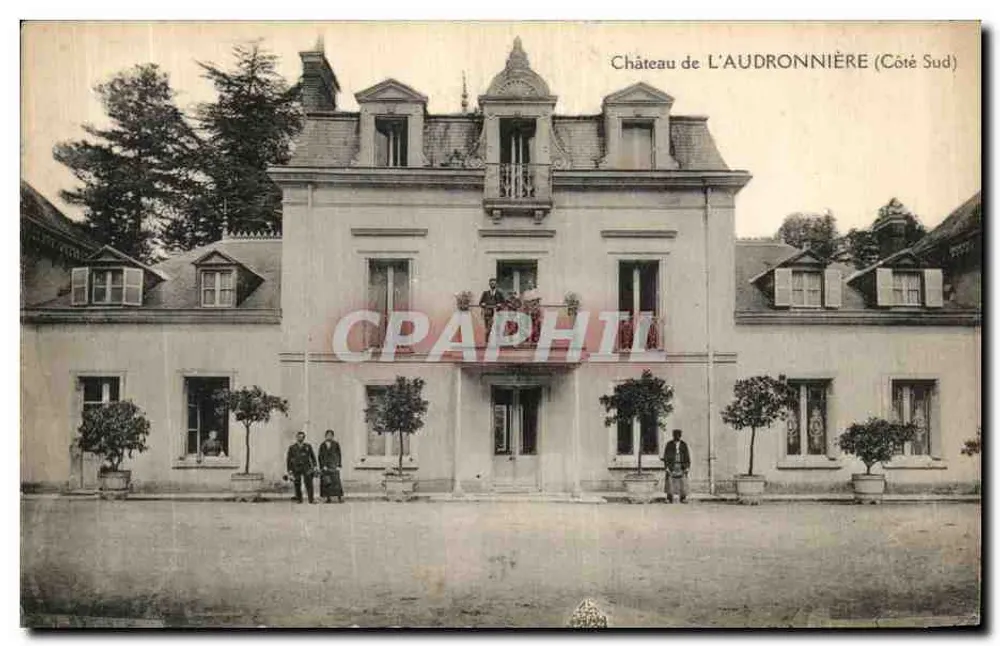 Castelo de L'Audronnière (Lado Sul) — vista do castelo com três homens — editor A. Papeghin, Paris-Tours - Frente
