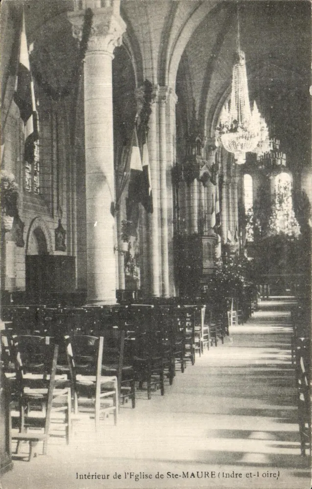 Interior da Igreja de Ste-MAURE (Indre-et-Loire) — vista da nave com colunas e lustre — editor não visível - Frente