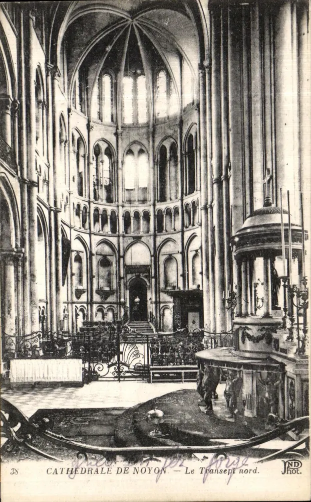 Catedral de Noyon — O Transepto norte - Frente