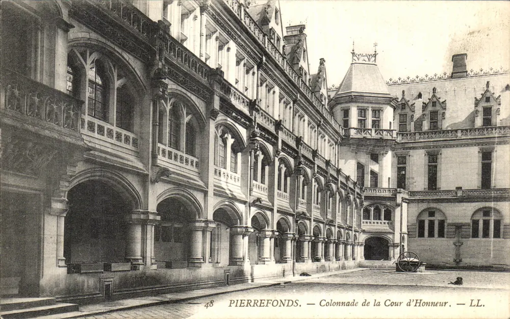 Pierrefonds — Colunata da Cour d'Honneur — LL. n° 48 - Frente