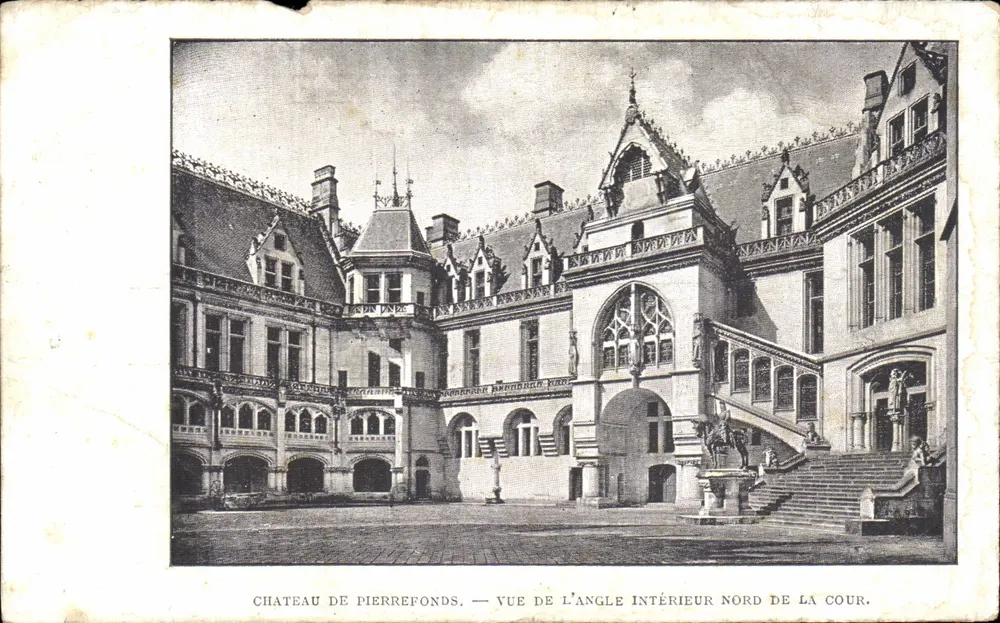 Schloss Pierrefonds — Ansicht der inneren nördlichen Ecke des Innenhofes - Vorderseite