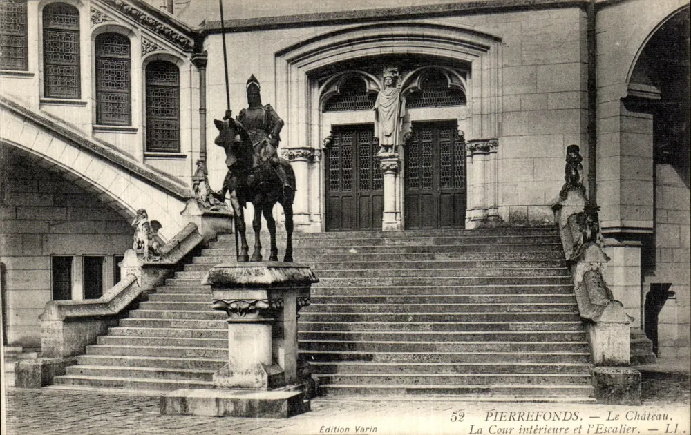 PierreFonds — Das Schloss. Der Innenhof und die Treppe — Édition Varin, n°52 - Vorderseite