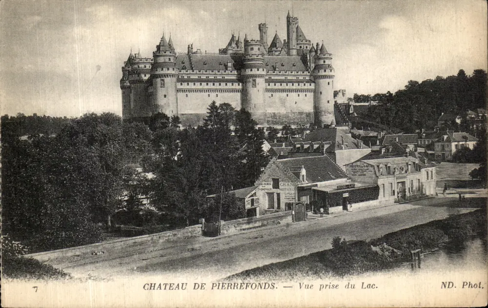 Castelo de Pierrefonds — Vista tirada do Lago — ND. Fot. - Frente