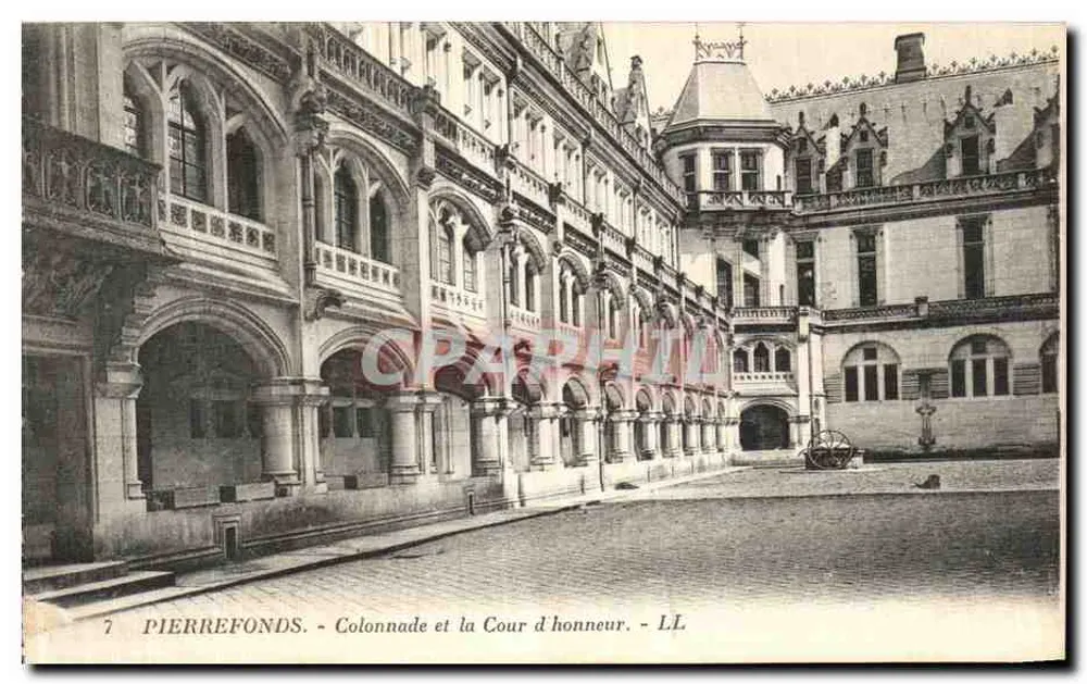 Pierrefonds — Säulenreihe und Cour d'honneur — LL - Vorderseite
