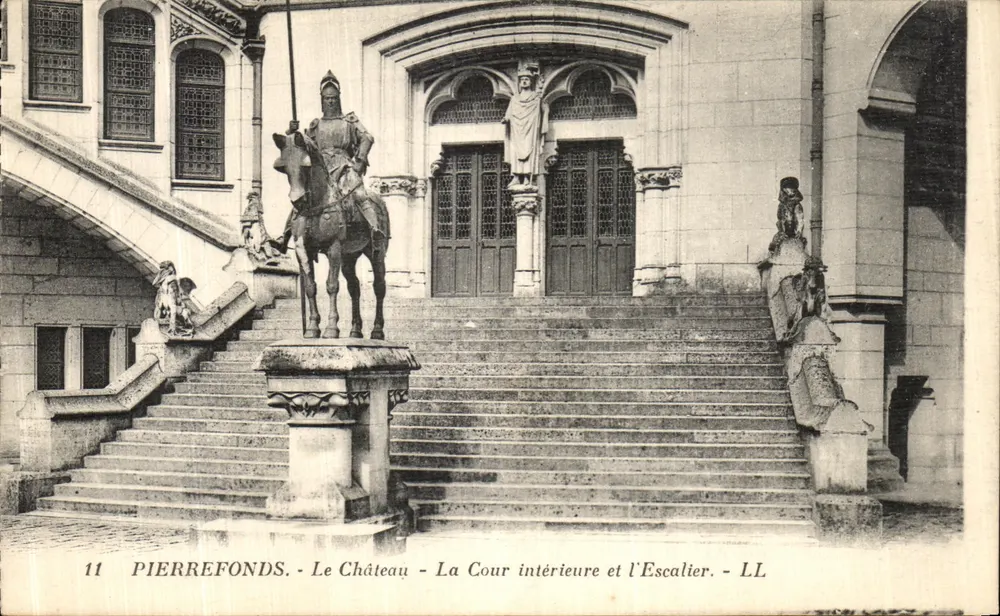 Pierrefonds - Das Schloss - Die Innenhof und die Treppe - LL - Vorderseite