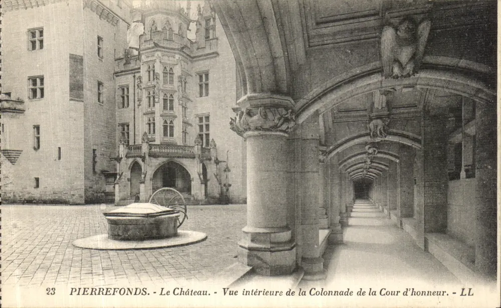 Pierrefonds - Das Schloss - Innenansicht der Säulenreihe des Cour d'honneur - LL - Vorderseite