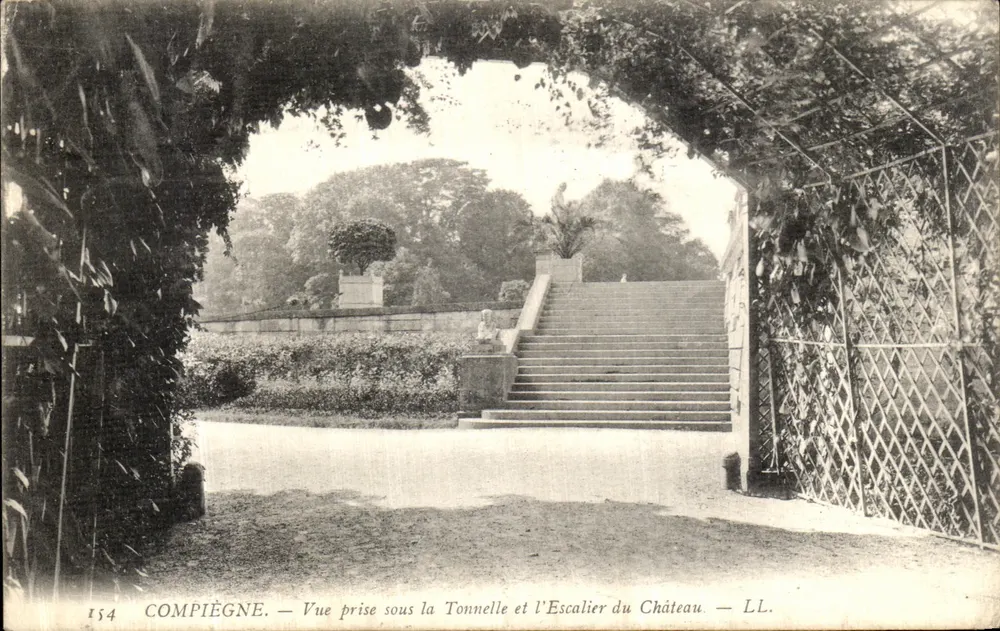 Compiègne — Ansicht unter der Laube und der Treppe des Schlosses — LL. n° 154 - Vorderseite
