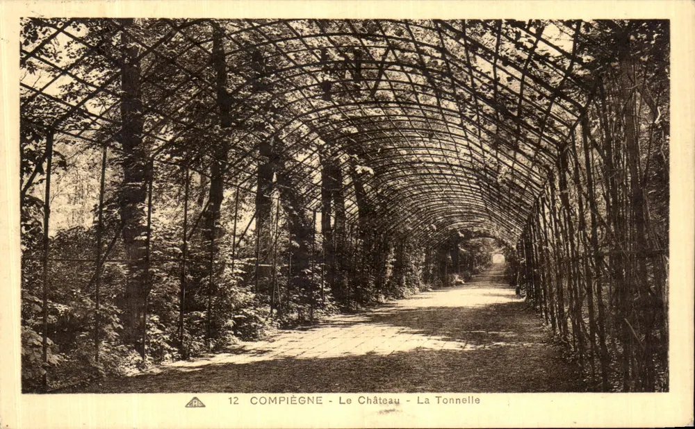 Compiègne - O Castelo - A Tonnelle — Vista do túnel vegetal - Frente