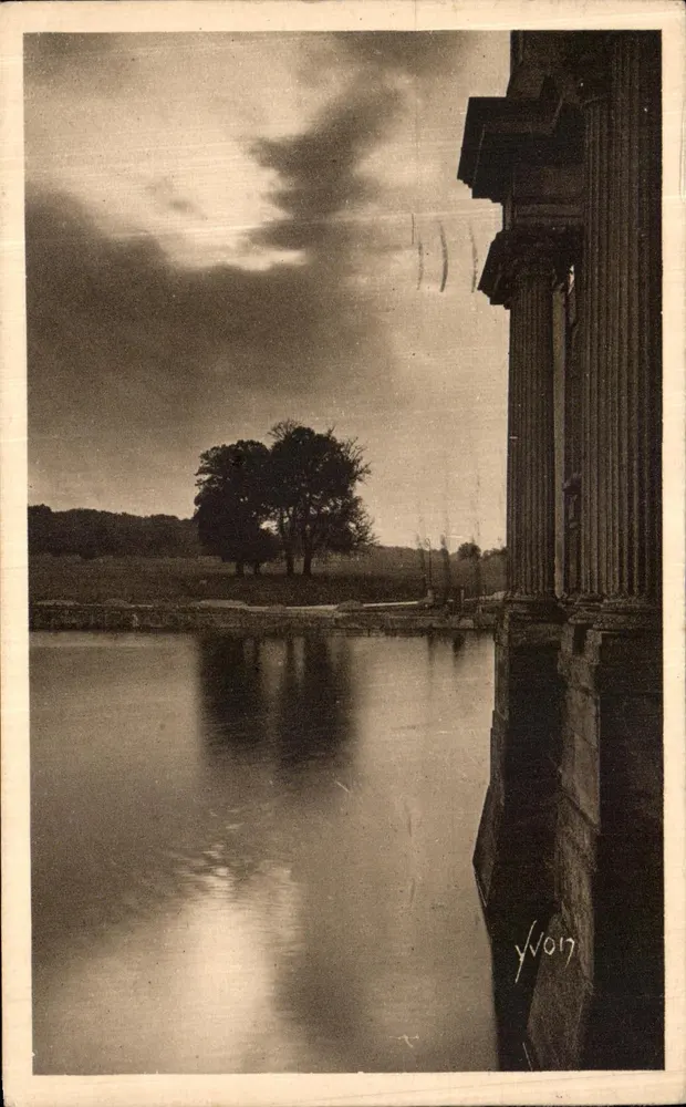 Castelo de Chantilly — Pôr do Sol sobre uma Peça d'Água — Edição de Arte YVON, n°28 - Frente