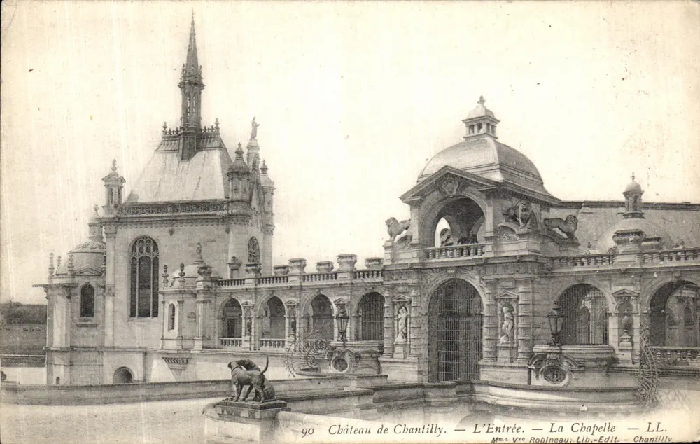 Castelo de Chantilly — A Entrada — A Capela — Mme V. Robineau, Lib.-Edit. - Chantilly - Frente