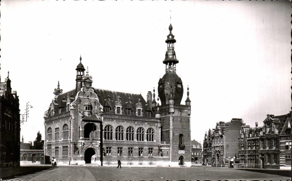 Comines - A Praça e o Hotel de Ville — Editores Pollet, Lille, n°10 - Frente