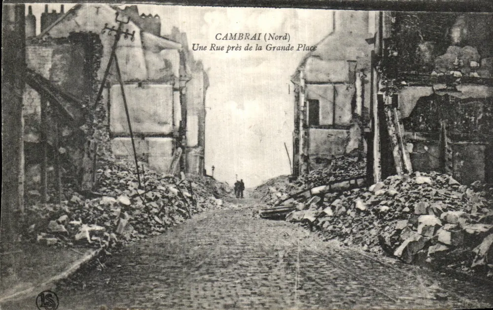 Cambrai (Nord) — Eine Straße in der Nähe der Grande Place — LS - Vorderseite