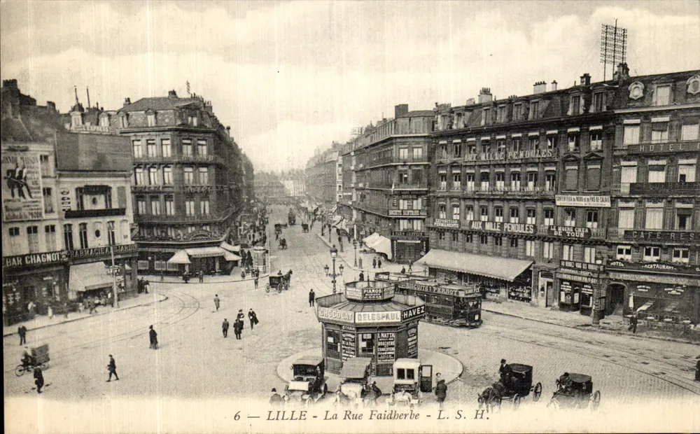 Lille - La Rue Faidberbe — vista della piazza con kiosco e tram — L. S. H. - Recto
