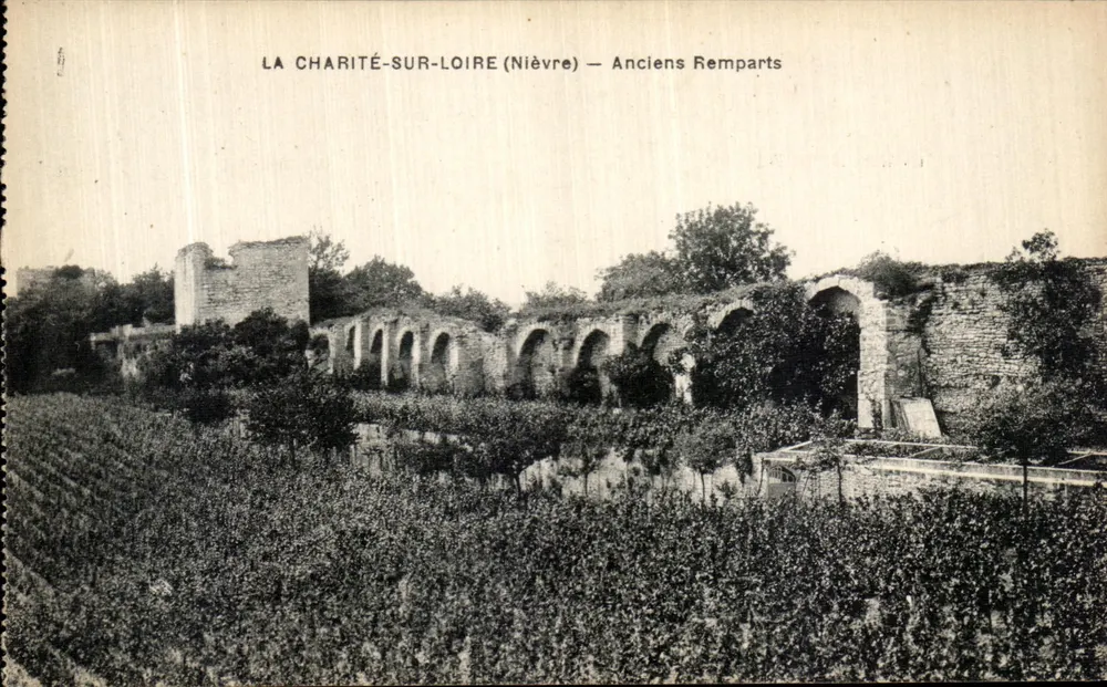 La Charité-sur-Loire (Nièvre) — Alte Mauern - Vorderseite