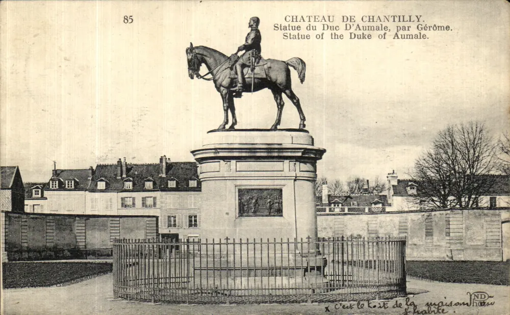 Castillo de Chantilly — Estatua del Duque de Aumale de Gérôme — Editor ND - Anverso