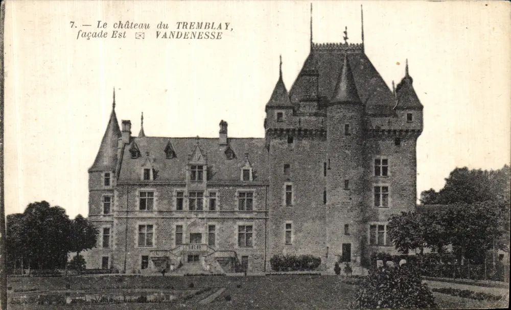 O castelo de TREMBLAY, fachada Leste — Vandenesse - Frente