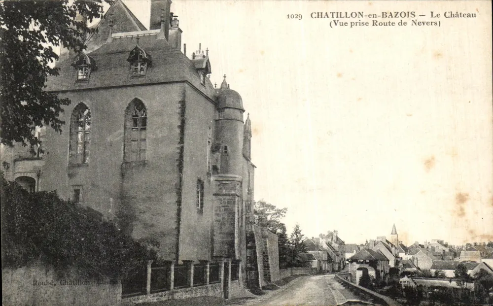 Châtillon-en-Bazois — O Castelo (Vista tirada da Estrada de Nevers) — Roube, Châtillon-Châtel - Frente