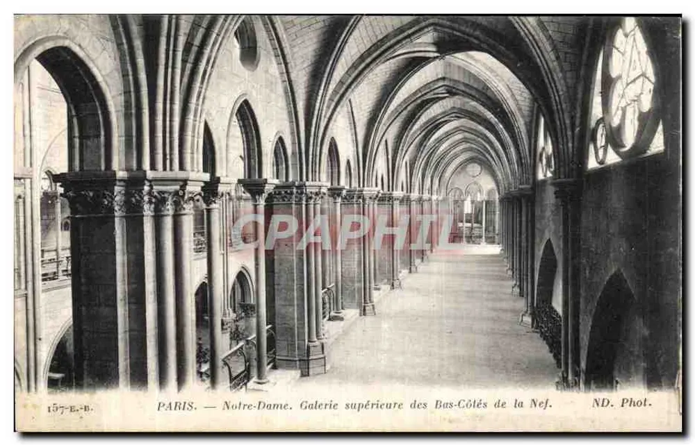 Paris — Notre-Dame. Oberer Gang der Seitenkapellen der Kirche. - Vorderseite