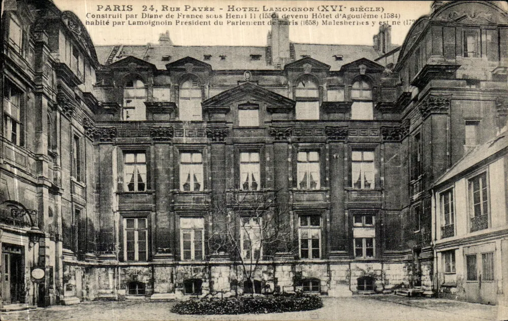 Paris 24, Rue Payé - Hotel Lamoignon (século XVI) - Construído por Diane de França sob Henrique II (1556), tornou-se Hotel d'Agoultème (1584) - Frente