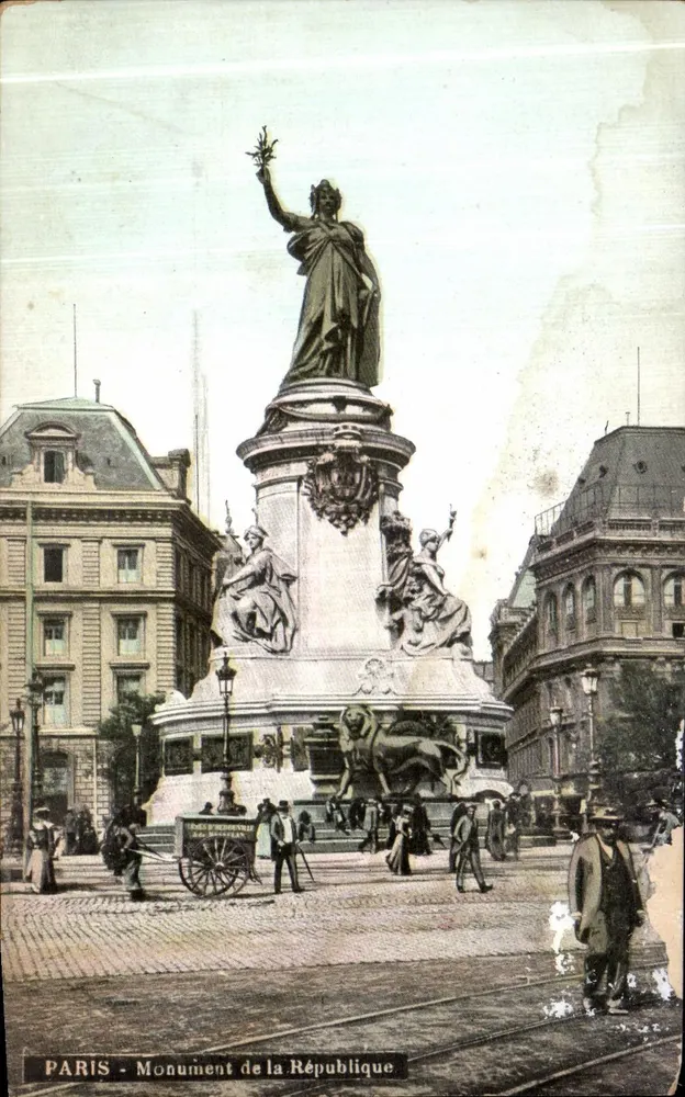 PARIS - Monument de la République — statue centrale avec figures et lions, éditeur ADUA PHOTO L.V. & Cie - Frente