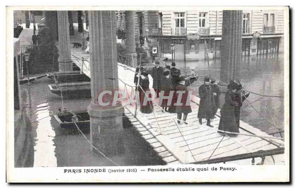 Paris überschwemmt (Januar 1910) — vorübergehende Brücke auf dem quai de Passy. - Vorderseite