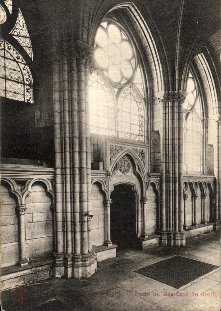 Porta do Bas-Côté direita — Igreja de Nossa Senhora — Editor: Émile Deville, número de série não visível - Frente