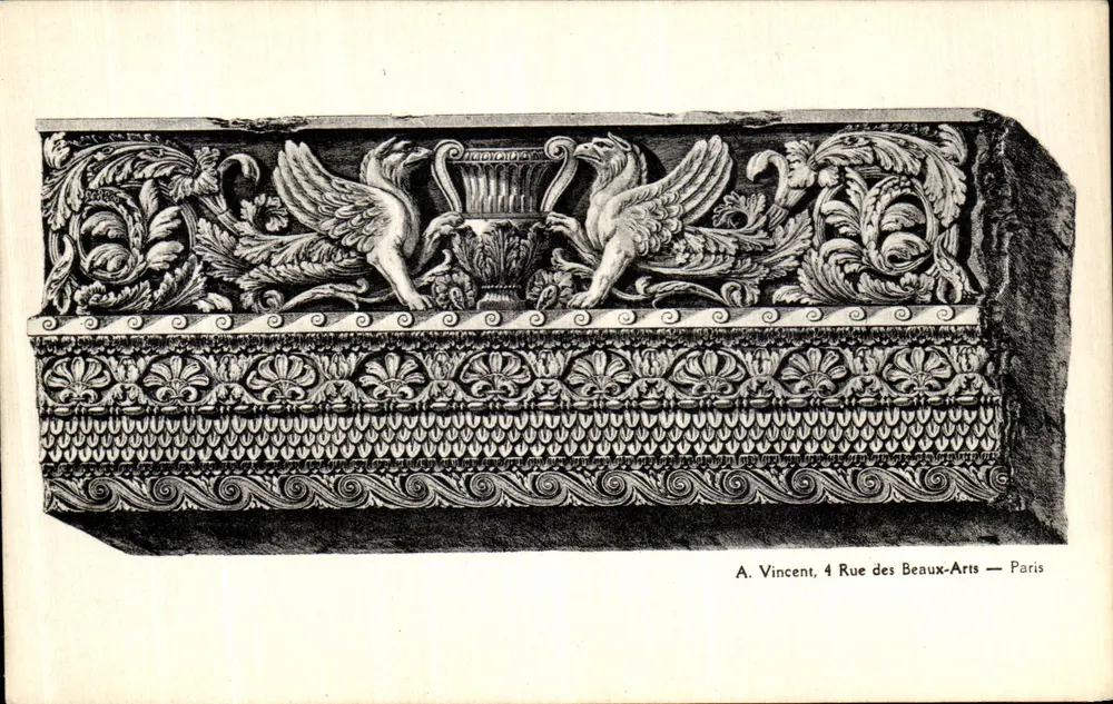 Dettaglio scolpito di grifoni e vaso — A. Vincent, 4 Rue des Beaux-Arts — Paris - Recto