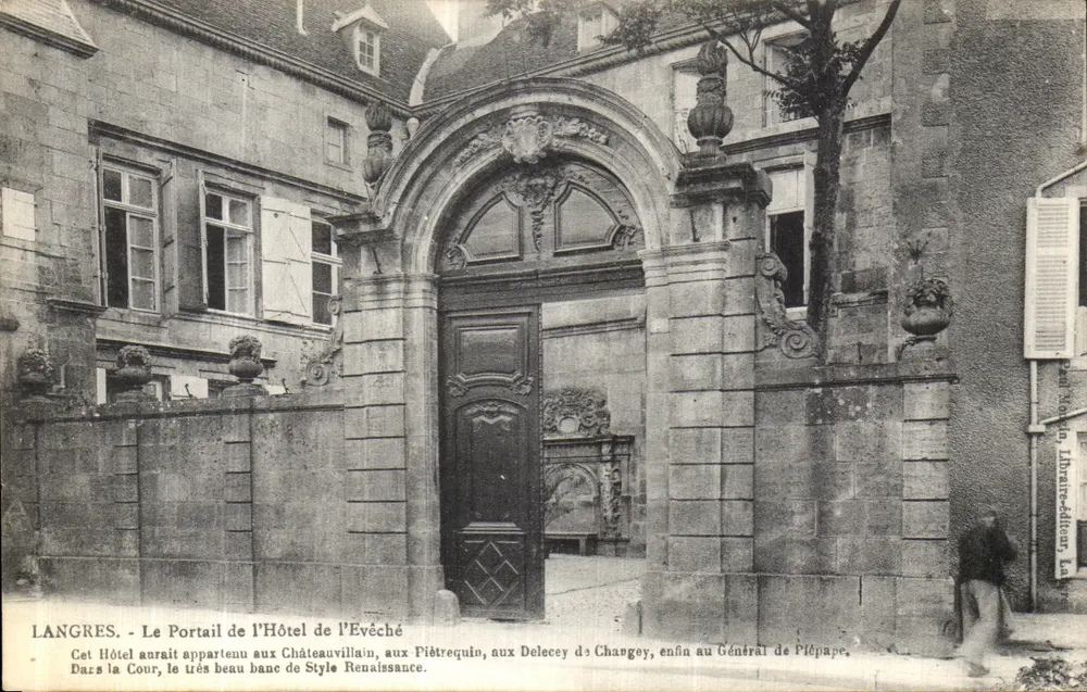 Langres — Der Portal des Hotels des Bischofs — Hotel im Renaissance-Stil, ehemaliger Besitz von Châteauvillain, Piètrequin, Delecsey de Chagey, General de Plépape — Verlag: La Vigne Buchhandlung-Edition - Vorderseite