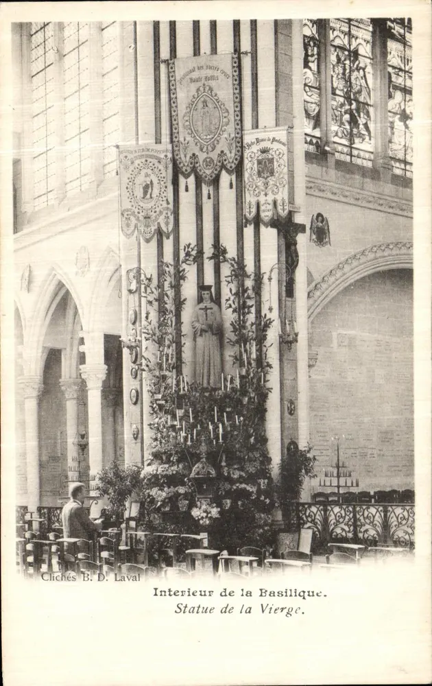 Interior da Basílica — Estátua da Virgem — Clichés B. D. Laval - Frente