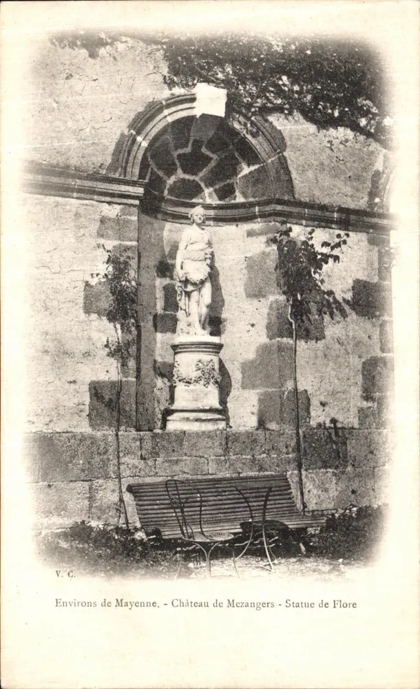 Arredores de Mayenne - Castelo de Mezangers - Estátua de Flora - Frente