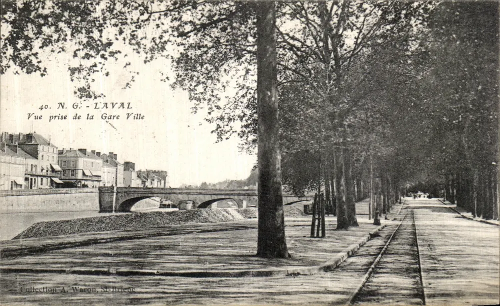 Die Station in der Stadt Laval — Ansicht vom Bahnhof — Sammlung A. Waron, St-Briac - Vorderseite