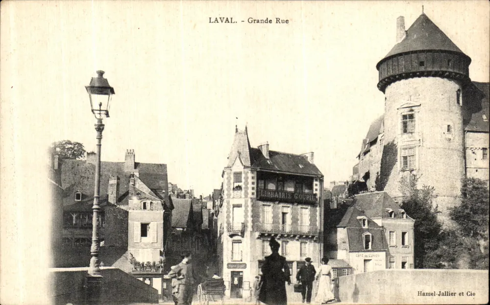 A Vallée - Grande Rue — vista com torre medieval e livraria — Hamel-Jallier et Cie - Frente