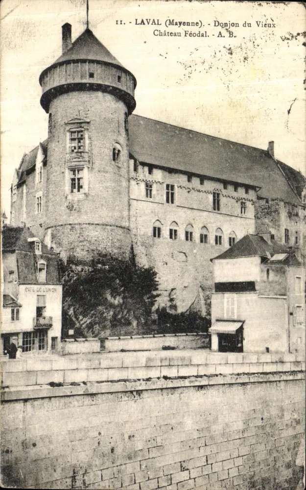 Laval (Mayenne) - Torre do Castelo Feudal Velho - A.B. - Frente