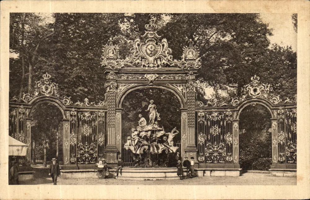Place Stanislas — Fontäne Amphitrite — Eisenwerk-Gitter von Jean Lamour - Vorderseite