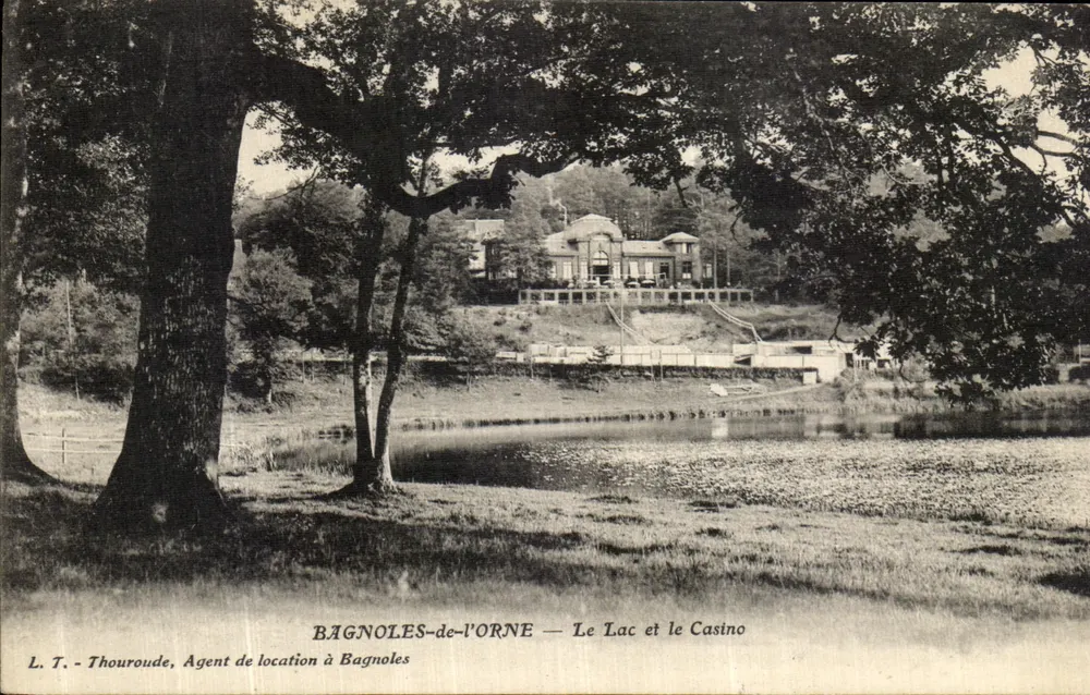 Bagnoles-de-l'Orne — Der See und das Casino — L. T. Thouroude, Vermieter in Bagnoles - Vorderseite