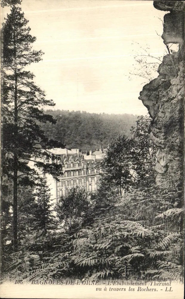 Bagnolles-de-l'Orne — Das Thermalbad gesehen durch die Felsen — LL - Vorderseite