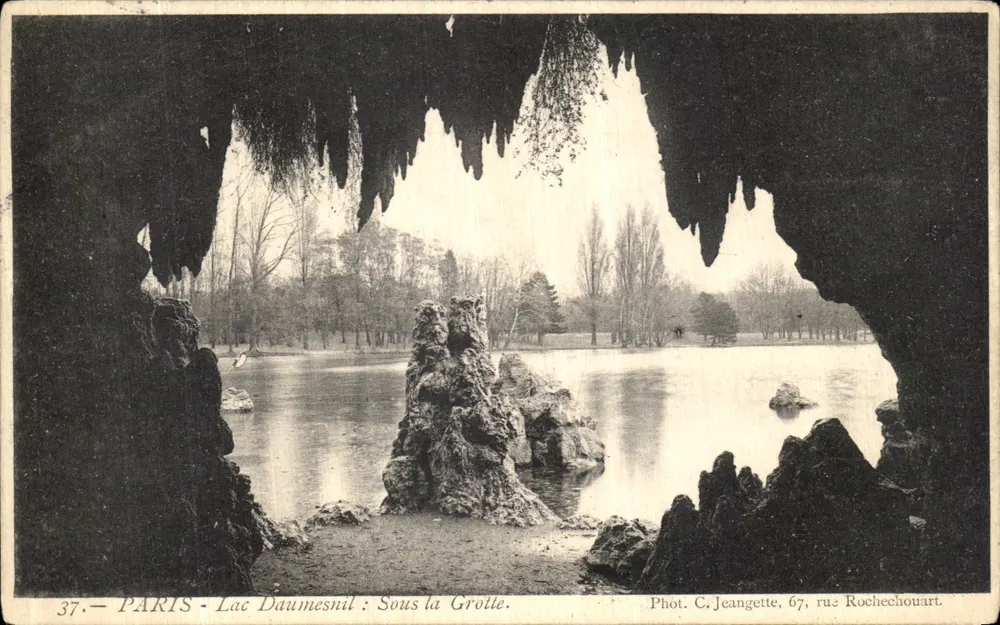 Paris - Lago Daumesnil: Sob a Gruta — Fot. C. Jeangette, 67, rue Rochechouart - Frente