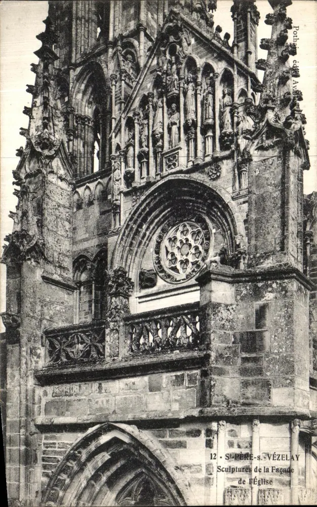 Esculturas da fachada da igreja — Saint-Père-s-Vézelay — editor Polihum A. M. - Frente