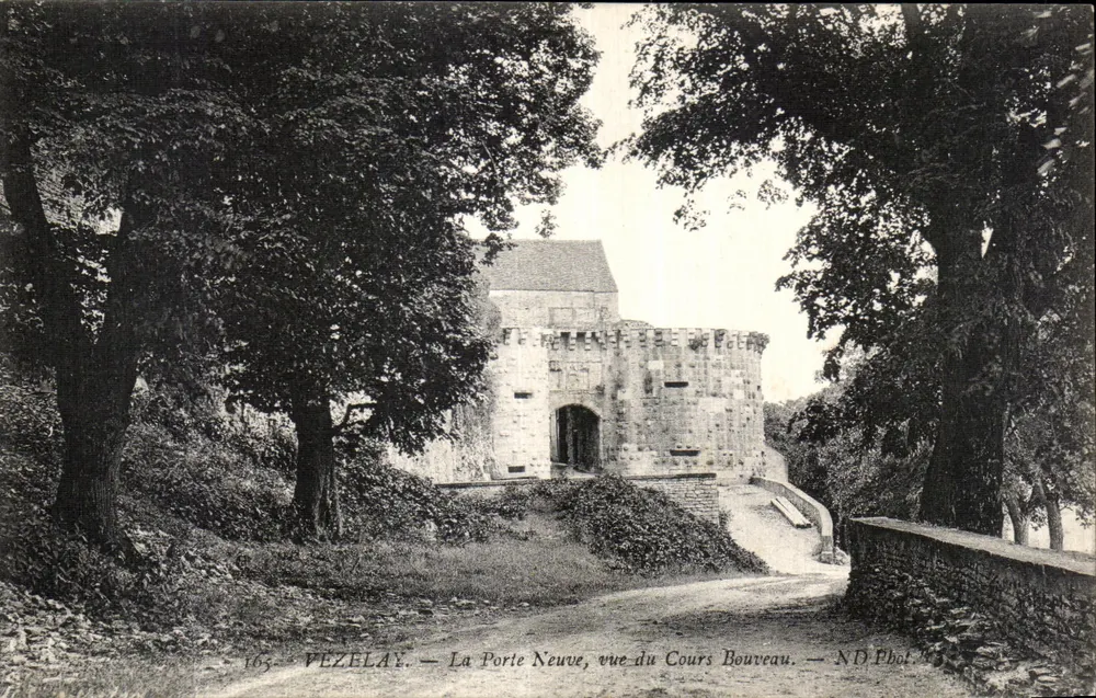 Vézelay — Die Neue Pforte, Ansicht vom Cours Bouveau — ND Phot. - Vorderseite